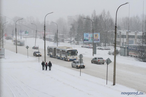 Новгородскую область вторые сутки очищают от последствий снегопада