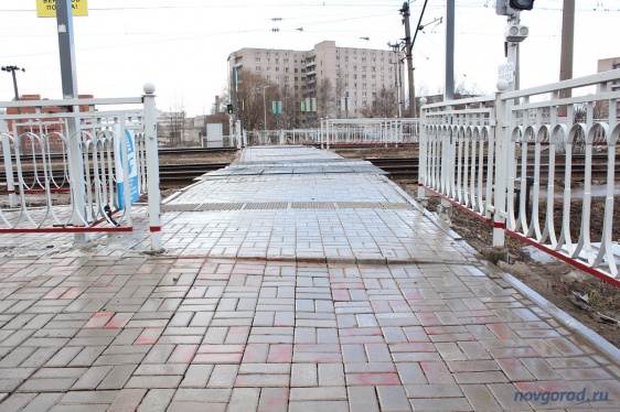 В Великом Новгороде на железнодорожном переходе начали перекладывать тротуарную плитку
