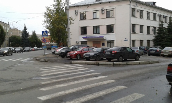 Новгородским пешеходам мешает стихийная парковка автомобилей на ул. Кооперативная