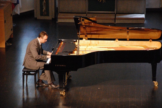 Новгородцев приглашают поучаствовать в международном конкурсе пианистов-любителей