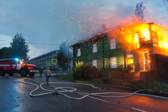 В Валдае во время грозы загорелся двухэтажный дом