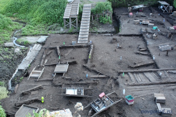 Новгородским археологам почти вдвое урезали финансирование работ на Троицком раскопе