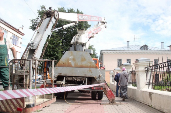 В Великом Новгороде ради обустройства парковки у храма спилили деревья