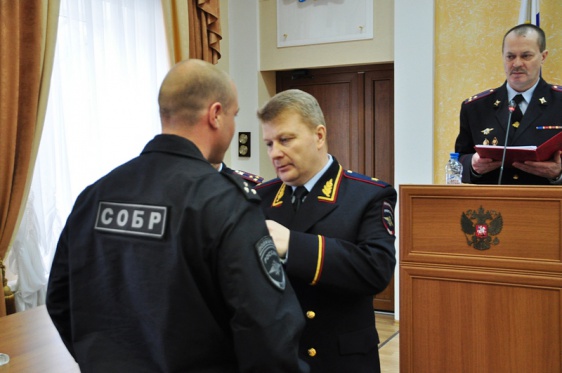 Офицера новгородского СОБРа наградили медалью за спасение тонущего рыбака