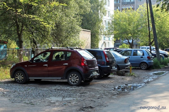 Власти Великого Новгорода предложили изменения в правила благоустройства: запрещается парковка на газонах и выгул собак на детских площадках