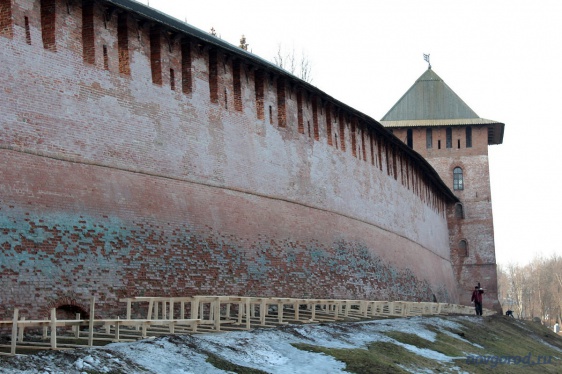 Началась реставрация стены новгородского кремля