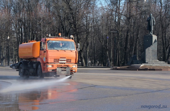На улицах Великого Новгорода начали работу поливомоечные машины