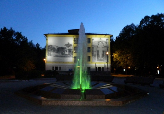 В Старой Руссе подсветили Муравьёвский фонтан
