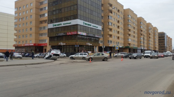 На перекрёстке улиц Псковская и Батецкая изменилась схема движения транспорта