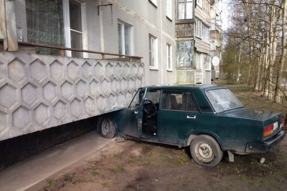 На ул. Зелинского водитель автомобиля ВАЗ врезался в балкон