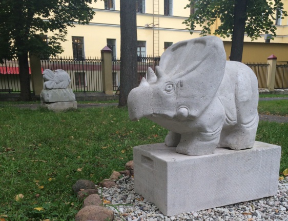У художественной школы в кремле установили семь новых скульптур
