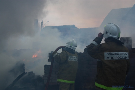 Новгородцы собирают средства многодетной семье, дом которой сгорел из-за удара молнии