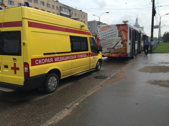 Пенсионерка, попавшая под колёса автобуса в Великом Новгороде, скончалась в больнице