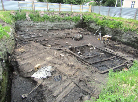 На раскопках в Великом Новгороде обнаружили деревянные клюшки для игры в мяч