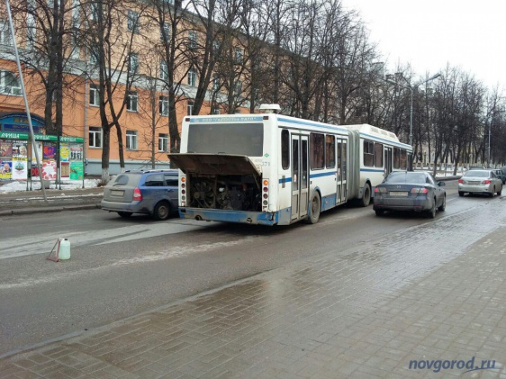 Сломанный автобус полностью перекрыл улицу Чудинцева