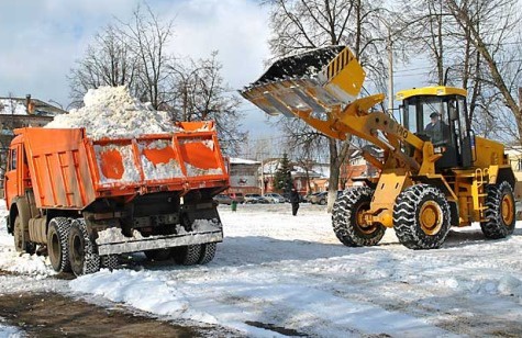 Уборка снега в Великом Новгороде. Погрузка и вывоз снега.