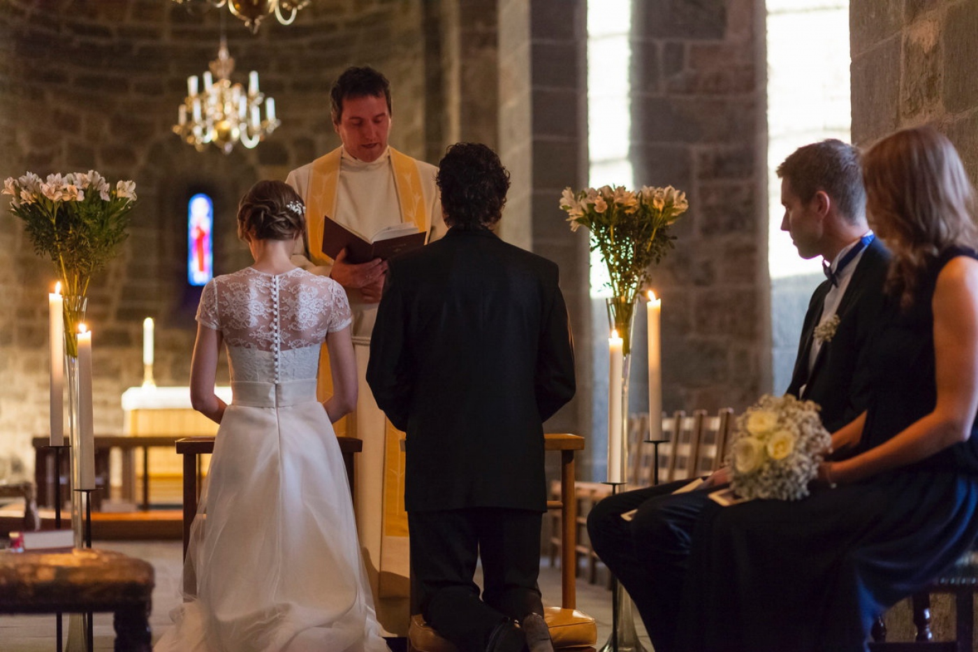 Церемония в церкви. Венчание в лютеранской церкви. Алтарь венчание. Свадьба у алтаря. Католическое венчание.