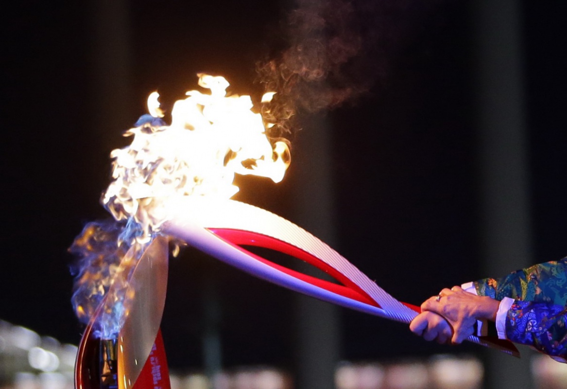 Оттуда в пляшущем свете факела поднимались. Зажжение олимпийского огня в Сочи. Зажжение чаши олимпийского огня Сочи 2014. Олимпийский огонь 2004. Зажжение олимпийского огня 2022.