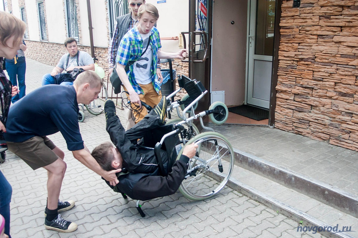 Обидел инвалида. Коляска для инвалидов. Дед на инвалидной коляске. Инвалид на коляске на улице. Смеются над инвалидом.