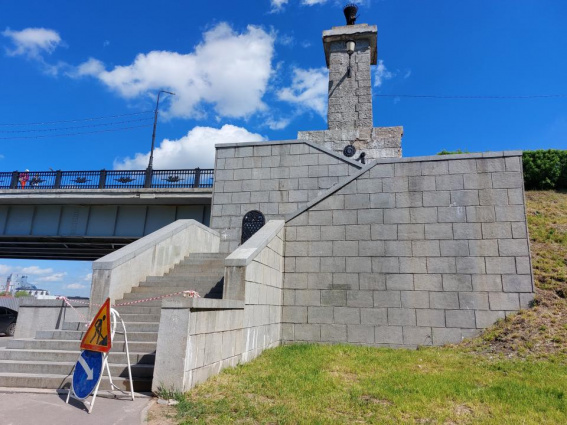 Лестничный сход с моста Александра Невского закрыли из-за обрушения кладки