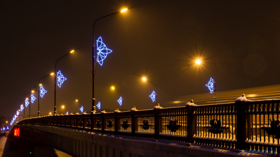 На мосту Александра Невского до 1 сентября установят новую подсветку