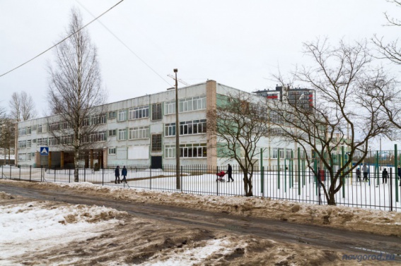 В Великом Новгороде в гимназии «Исток» в стене спортивного зала обнаружили трещину