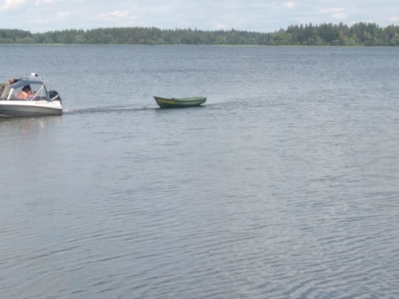 На Валдайском озере от берега унесло лодку с тремя детьми и двумя взрослыми