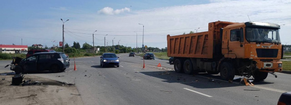 В Великом Новгороде столкнулись Toyota Verso и грузовик Shacman