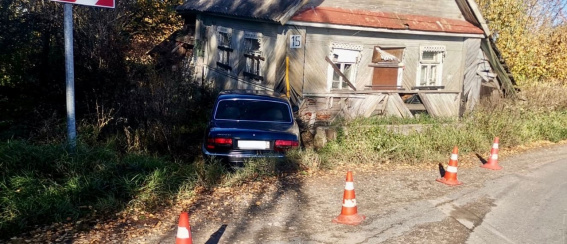 Пьяный водитель врезался в дом в деревне Неронов Бор