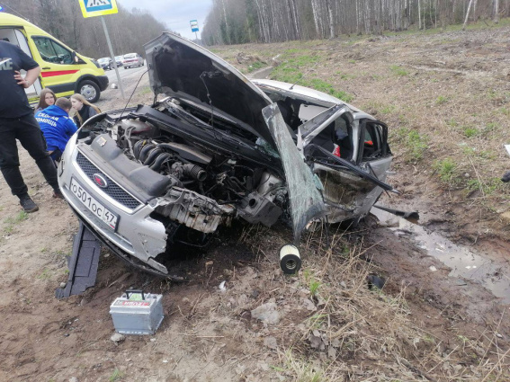 В Новгородском районе автомобиль выехал на встречную полосу, пострадали два ребёнка
