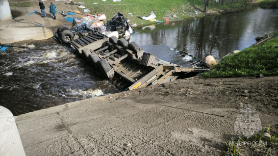 В Крестецком районе из-за упавшей в реку фуры резко поднялся уровень воды в реке Ярынья
