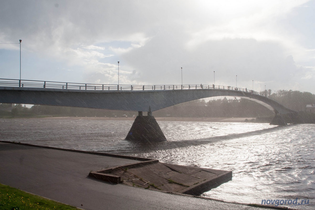 Новгородская область дождь. Великий Новгород гроза. Великий Новгород климат. Климат в Великом Новгороде. Великий Новгород дождь.