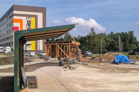 В Валдае у автостанции обустраивают игровую и спортивную площадки