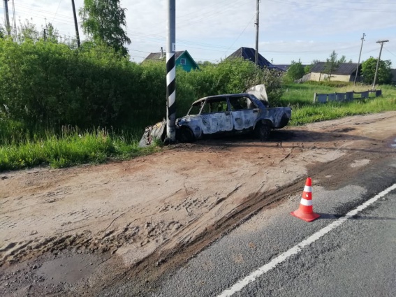 В Новгородском районе водитель бросил загоревшийся автомобиль