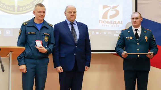 Новгородским студентам вручили удостоверения спасателей