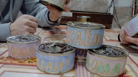 Осужденные из Новгородской области изготавливают блиндажные свечи для фронта