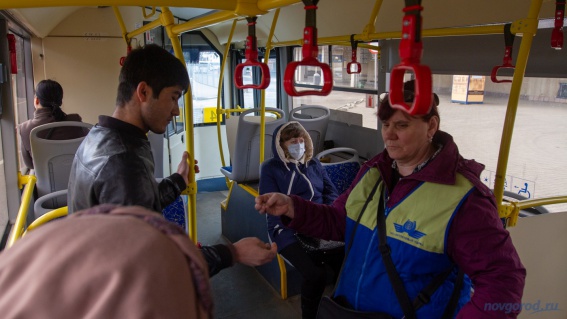 В Великом Новгороде автобусы не продолжат движение, если хотя бы один пассажир в салоне будет без маски