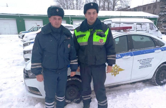 Автоинспекторы из Великого Новгорода помогли вовремя доставить в больницу мужчину с гипертоническим кризом