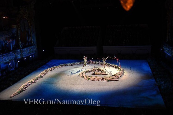 Выступление гимнасток на сцене Мариинского театра. © Фото Олега Наумова