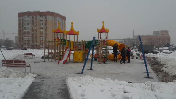 Установка детского комплекса в парке Юности. © Фото Алексея Лихацкого