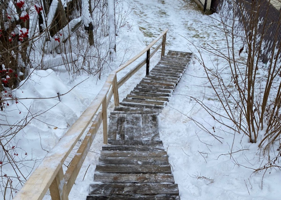 В Боровичах осужденные отремонтировали лестницу по переулку Лагерный