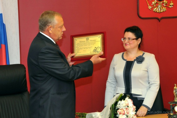 Поздравление со вступлением Инны Самылиной в должность председателя суда, 2013 год. © novreg.ru