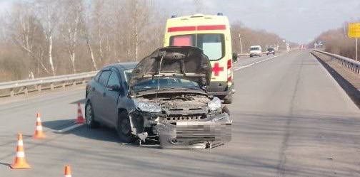 В Новгородской области автомобиль врезался в отбойник