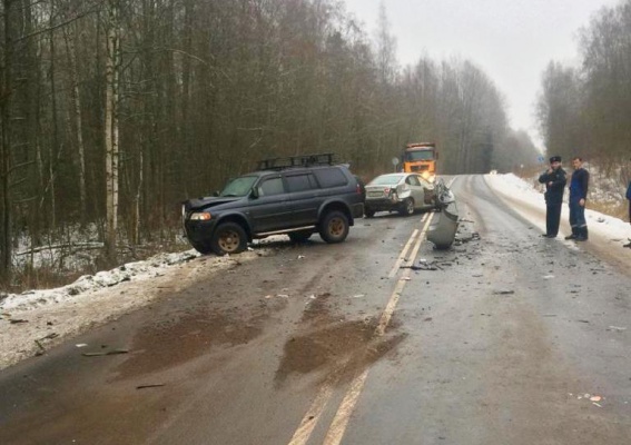 Из-за лобового столкновения в Маловишерском районе погибли два водителя