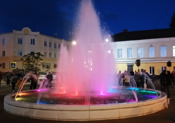 В Боровичах завершили благоустройство Екатерининской площади