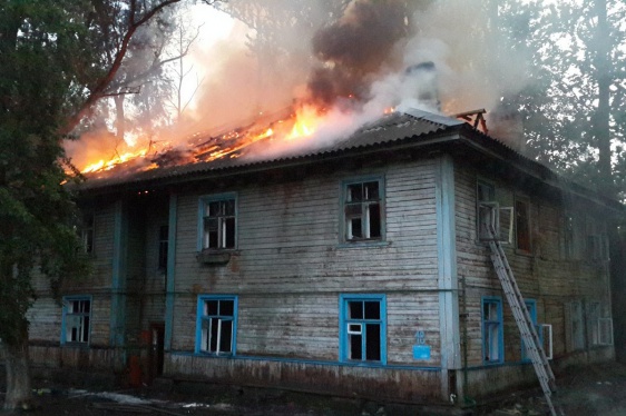 Пожар на ул. Великолукской. © Фото Алексея Лихацкого