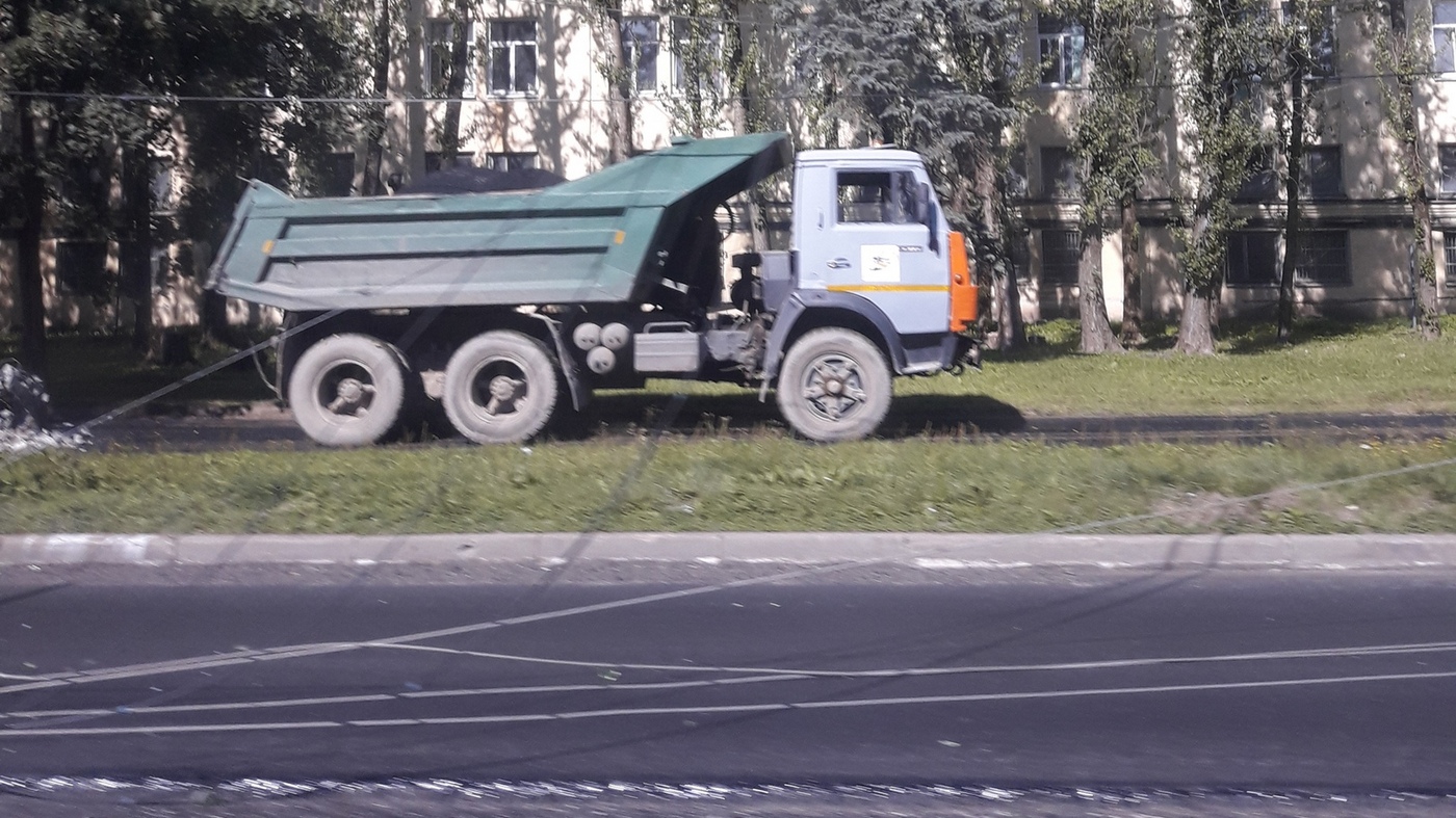 В Колмово Камаз снёс столб, движение транспорта затруднено