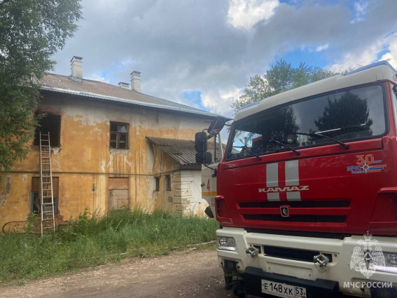 В Великом Новгороде на Сенной улице загорелся дом