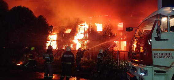 Ночью в Великом Новгороде потушили крупный пожар в складском здании