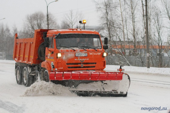 На уборку улиц от снега в Великом Новгороде этой ночью вышли 87 единиц техники
